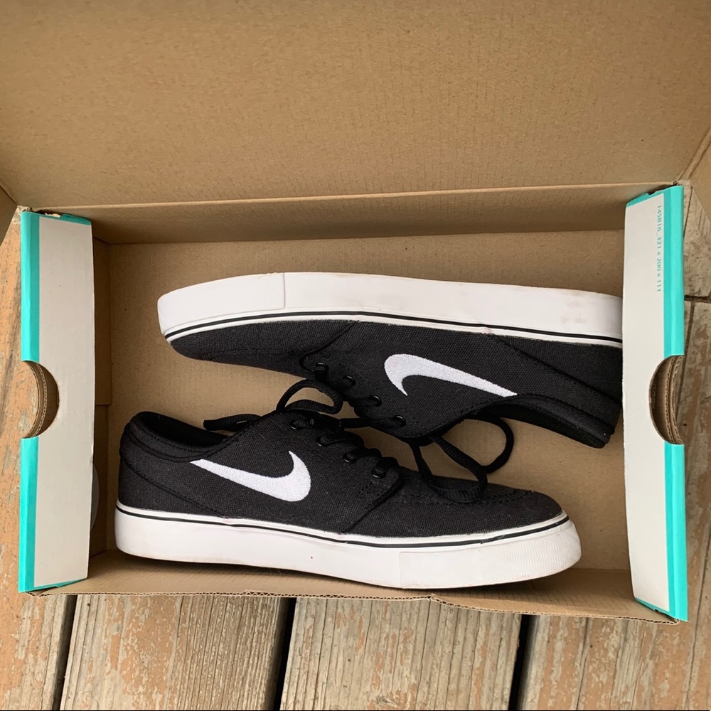 Black Nike Janoskis